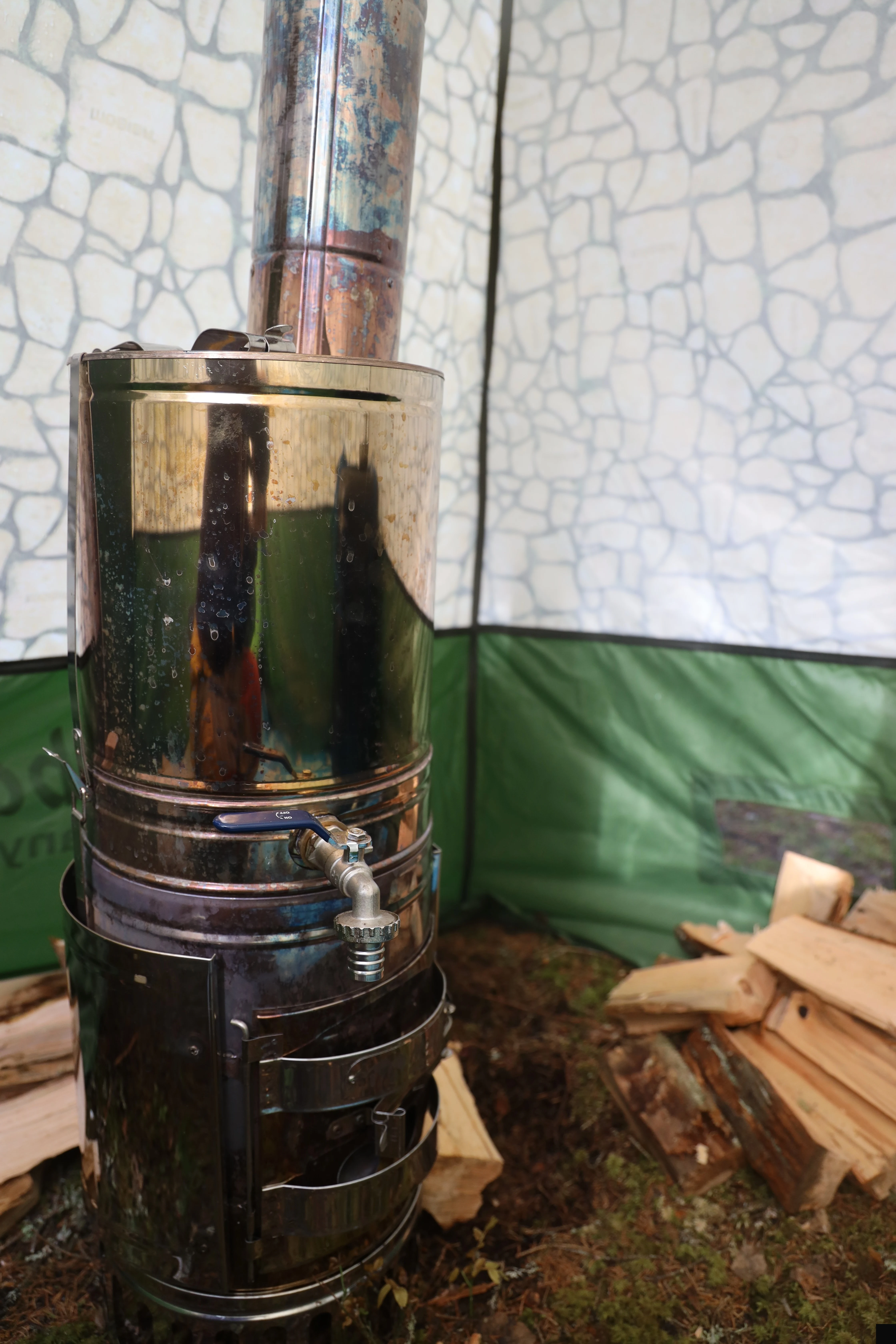 Титан с краном — печь бани внутри