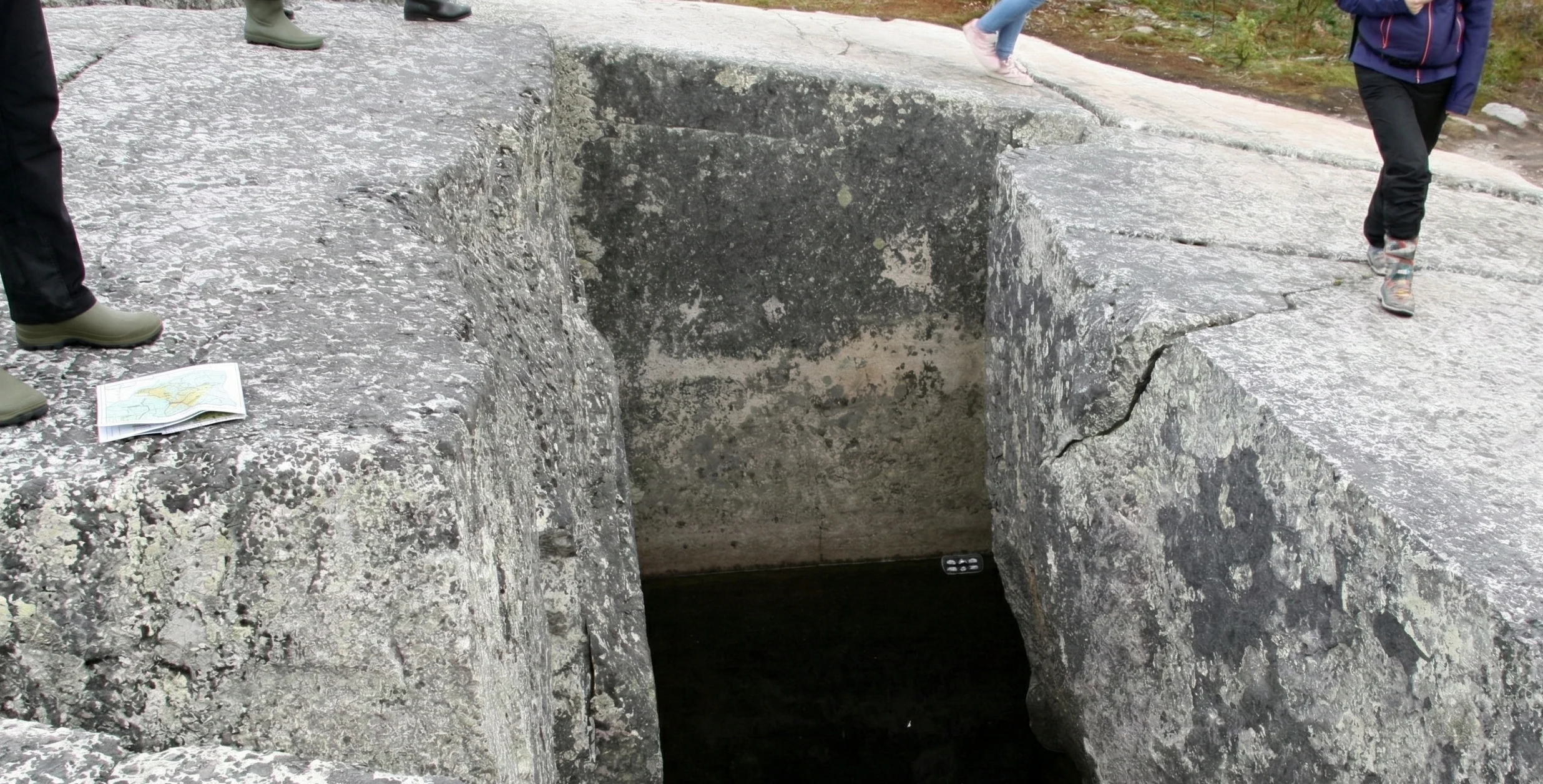 Колодец Воттоваары — вид сверху на прямоугольную расщелину