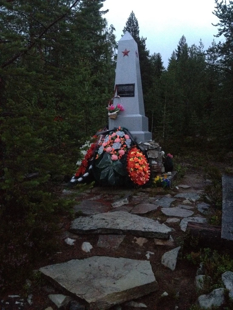 Памятный знак погибшим на Горе Смерти