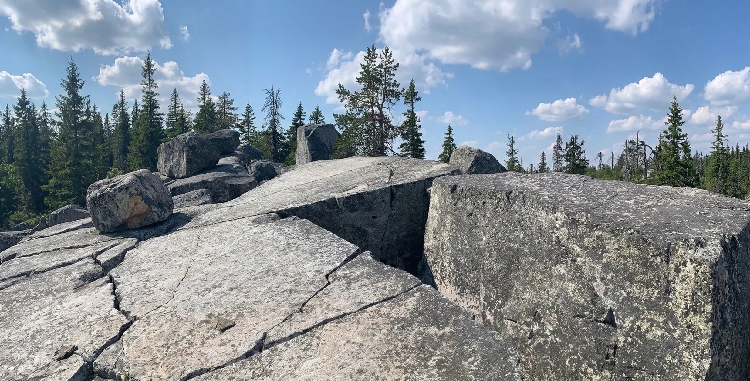 Колодец — стены и вода на дне