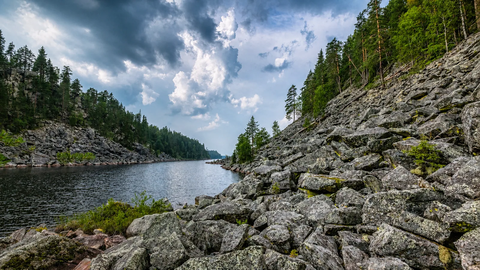 Каменистый берег озера Пизанец и грозовые облака