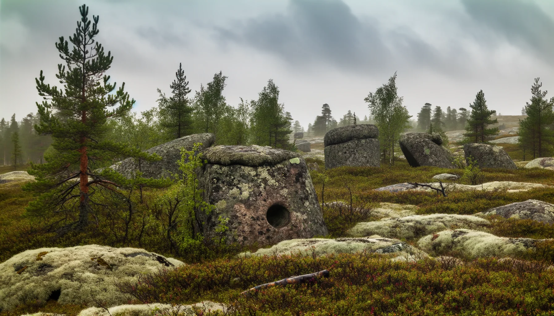 Сейд Глаз — общий вид камня с отверстием на плато Воттоваары