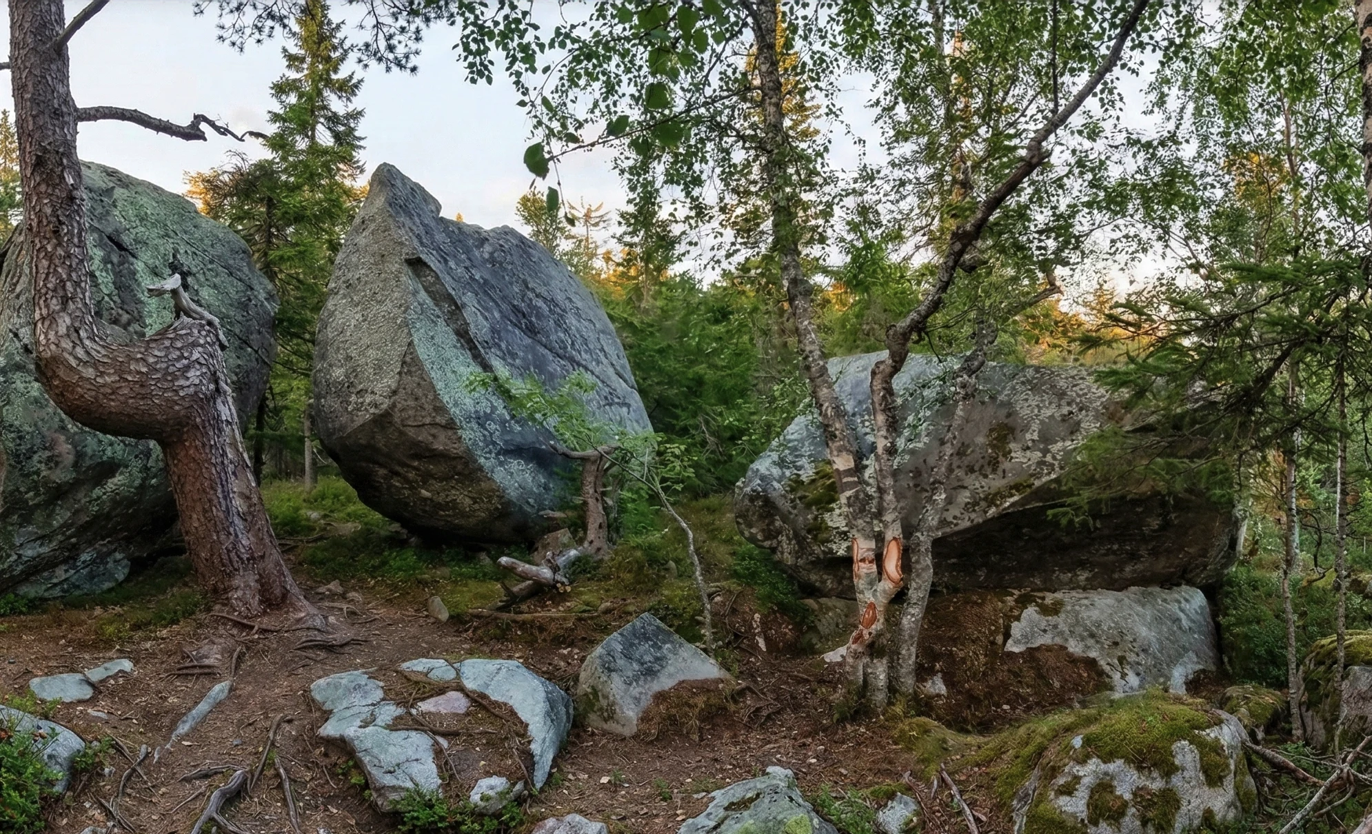Тропа Дня 1 между двумя валунами Врат Воттоваары