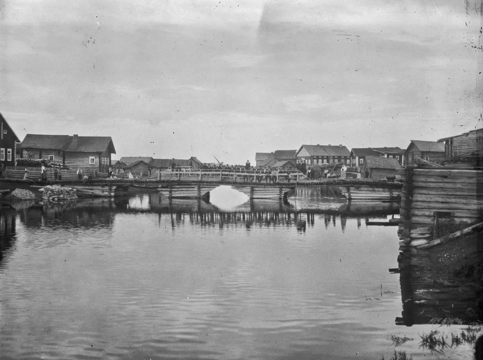 Архивная фотография моста в Ламминпохье, одной из частей Ухты